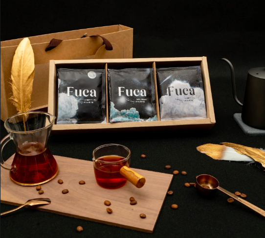 《Fuca 限量系列濾掛咖啡 》 Fuca × 黃士綸        《星空系列》聯名咖啡禮盒 （15/18入） 濾掛咖啡, 聯名咖啡禮盒, Fuca 咖啡, 黃士綸, 星空系列, 藝術咖啡禮盒, 花香咖啡, 中焙咖啡, 柑橘咖啡, 精品咖啡禮盒, 限量咖啡, 收藏咖啡禮物, 咖啡藝術聯名