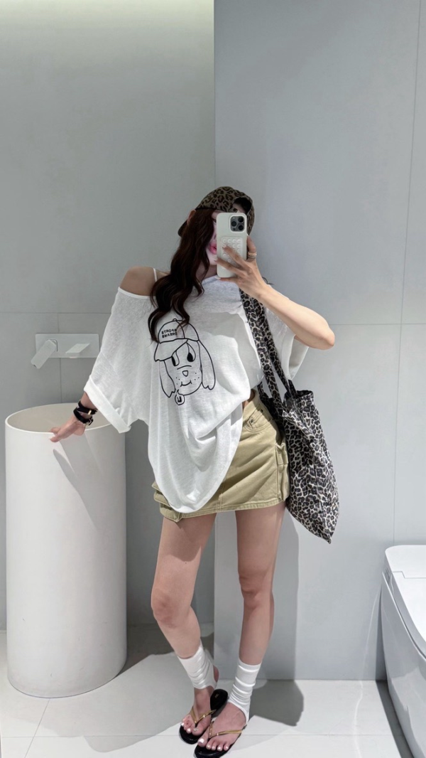 後扭結露背狗圖T 