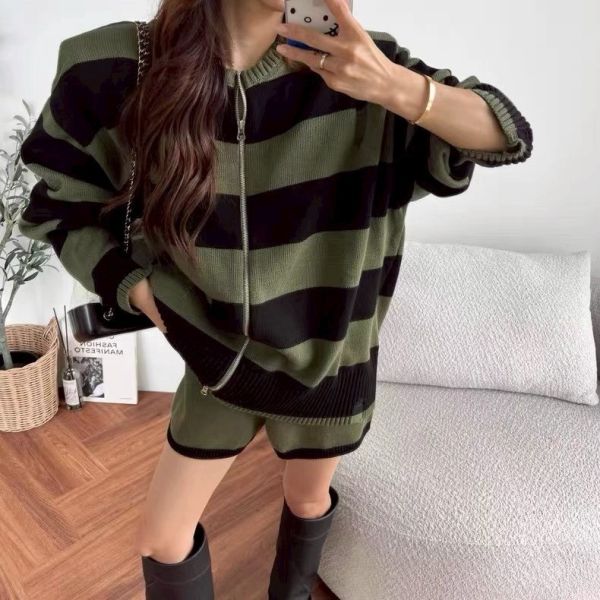 線條拉鍊短褲套裝 •	條紋針織套裝
	•	針織兩件套
	•	韓系休閒套裝
	•	針織拉鍊外套
	•	針織短褲套裝
	•	秋冬套裝推薦
	•	寬鬆休閒外套
	•	韓系日常穿搭
	•	居家外出套裝
	•	甜辣休閒風套裝
	•	咖啡藍條紋針織
	•	懶人套裝韓系