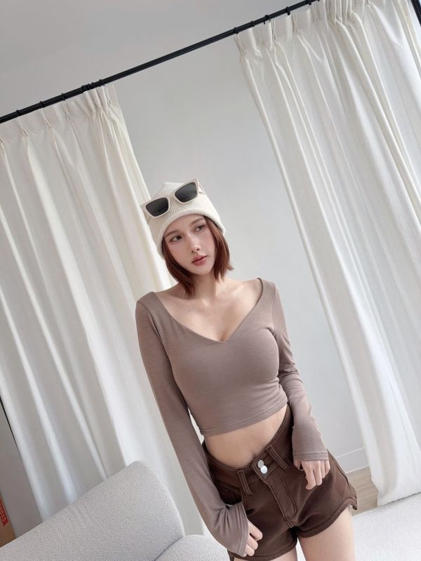 -秋冬必備-V領磨毛發熱衣（有胸墊） 冬天怎麼能少了辣妹,既保暖又帶點性感！