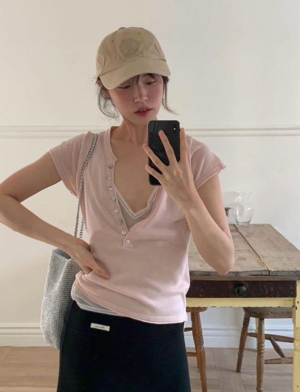 韓系V領開扣Tee｜修身・顯瘦百搭・氣質日常款 