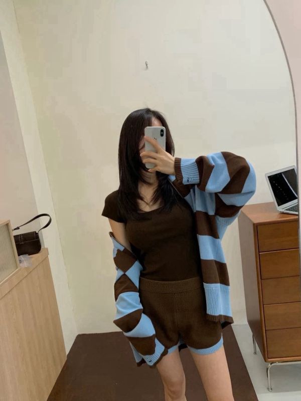 線條拉鍊短褲套裝 •	條紋針織套裝
	•	針織兩件套
	•	韓系休閒套裝
	•	針織拉鍊外套
	•	針織短褲套裝
	•	秋冬套裝推薦
	•	寬鬆休閒外套
	•	韓系日常穿搭
	•	居家外出套裝
	•	甜辣休閒風套裝
	•	咖啡藍條紋針織
	•	懶人套裝韓系