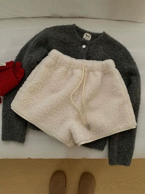 羊羔毛感短褲 