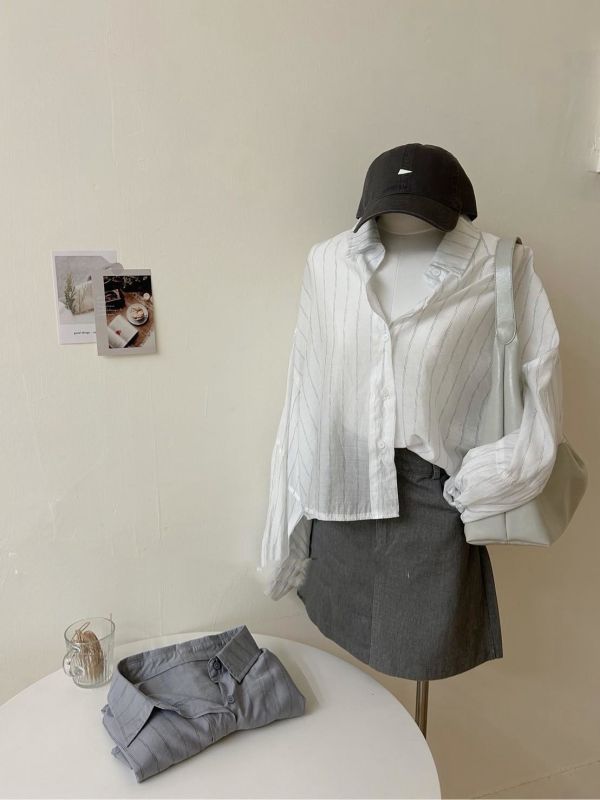 線條寬鬆短版襯衫 線條寬鬆短版襯衫, 韓系服飾, 親膚素材, 時尚短襯衫, 輕鬆穿搭, 夏季服裝, 女裝襯衫, 舒適風格, 短版上衣, 流行趨勢