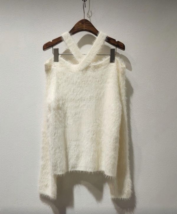 斜肩細帶柔軟針織上衣 