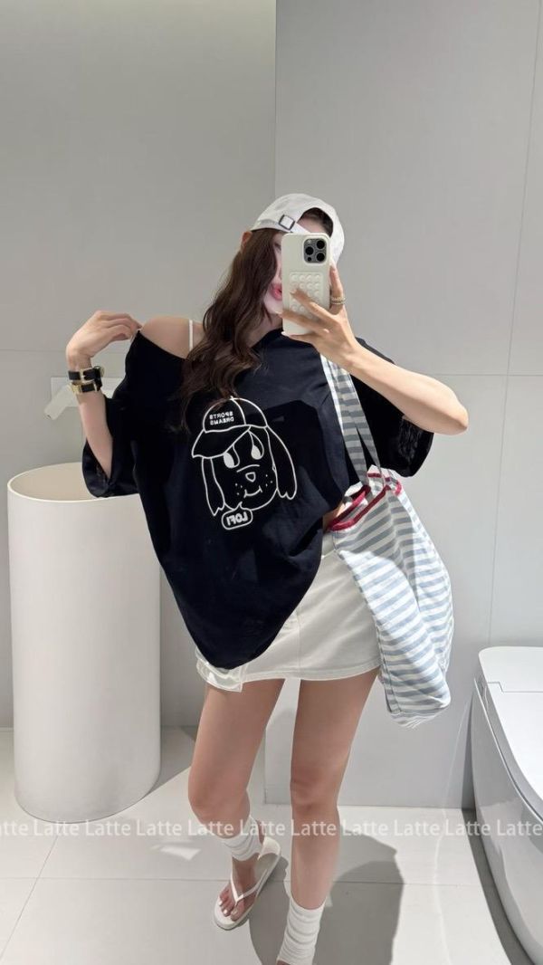後扭結露背狗圖T 