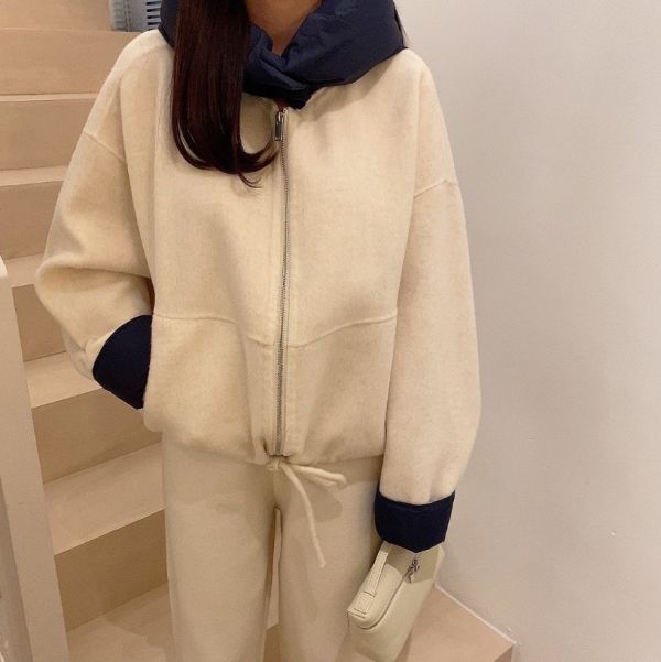 -秋冬必備-拼色連帽外套 撞色連帽外套
寬鬆短版外套
韓系休閒外套
冬季保暖外套
抽繩下擺外套
立體大帽外套
蓬鬆感外套
韓系百搭外套
厚磅羊羔感外套
舒適保暖上衣
雙色設計外套
寬袖設計外套
日常穿搭外套
小臉連帽外套
冬季街頭上衣
氣質休閒風外套
外出必備外套
厚實短版外套