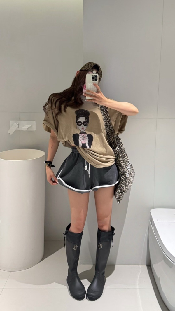 後扭結露背女圖T 