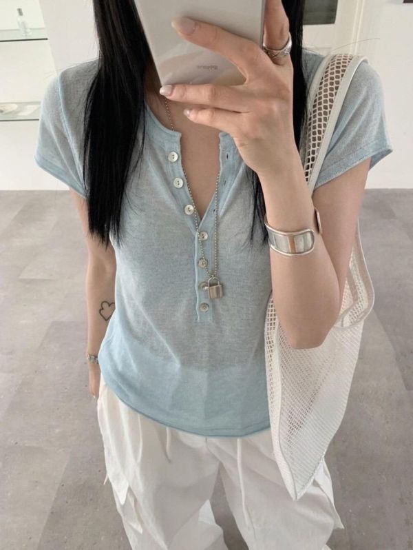 韓系V領開扣Tee｜修身・顯瘦百搭・氣質日常款 