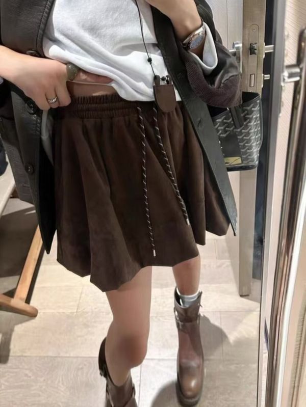 麂皮泡泡裙 咖啡色,黑色短裙
麂皮短裙
麂皮感