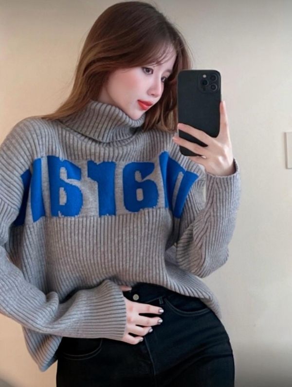 高領短版英文字母針織上衣 
