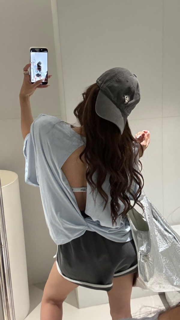 後扭結露背女圖T 