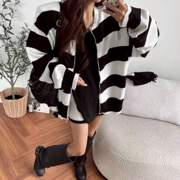 線條拉鍊短褲套裝 •	條紋針織套裝
	•	針織兩件套
	•	韓系休閒套裝
	•	針織拉鍊外套
	•	針織短褲套裝
	•	秋冬套裝推薦
	•	寬鬆休閒外套
	•	韓系日常穿搭
	•	居家外出套裝
	•	甜辣休閒風套裝
	•	咖啡藍條紋針織
	•	懶人套裝韓系