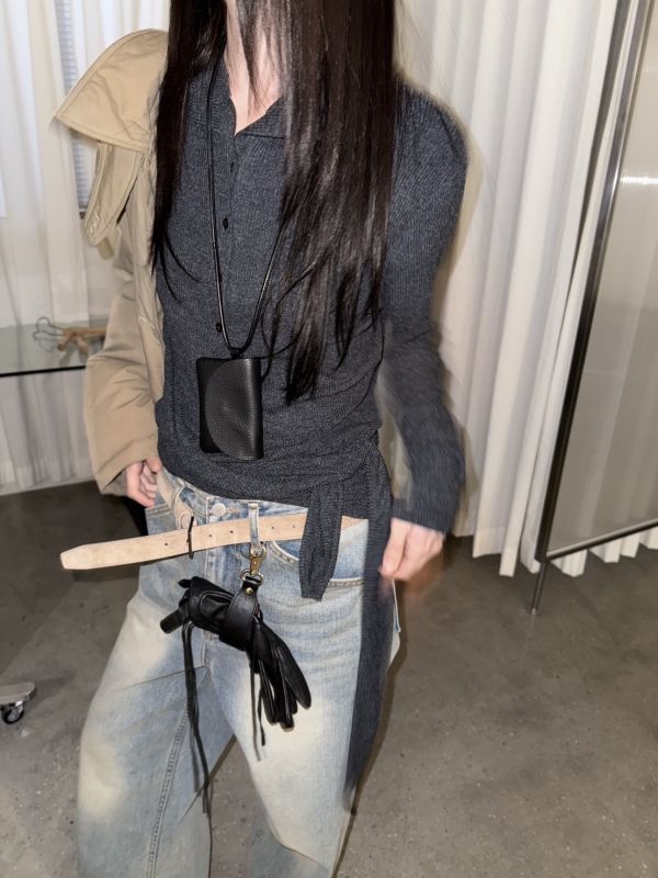 立領開扣彈性上衣 •羅紋上衣
	•修身長袖
	•貼身上衣
	•坑條上衣
	•極簡風上衣
	•暗黑系穿搭
	•韓系極簡
	•層次穿搭
	•綁帶上衣
	•百搭打底上衣
	•秋冬上衣
	•顯瘦上衣
	•基本款上衣
	•長袖T恤女