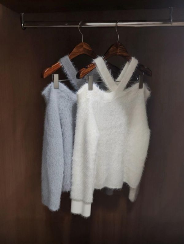 斜肩細帶柔軟針織上衣 