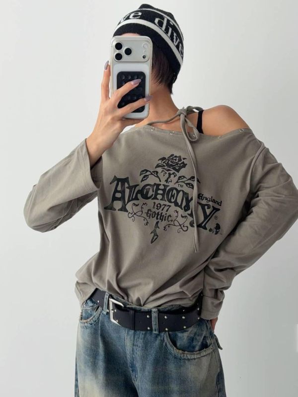 街頭感斜肩綁帶字母上衣 