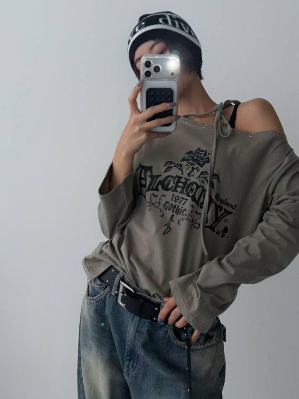 街頭感斜肩綁帶字母上衣 