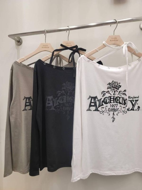 街頭感斜肩綁帶字母上衣 