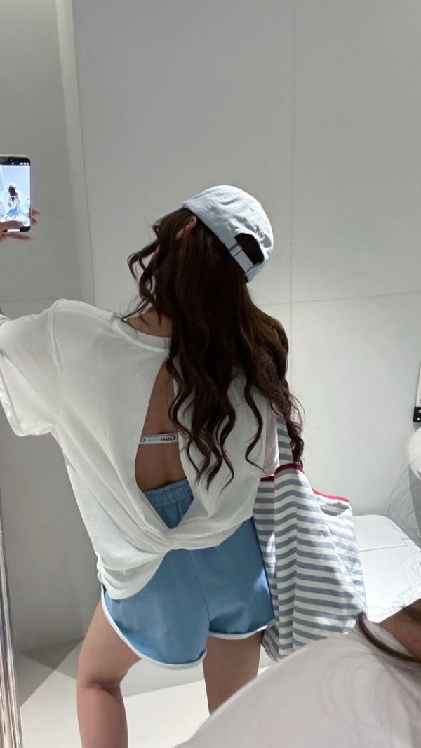 後扭結露背女圖T 