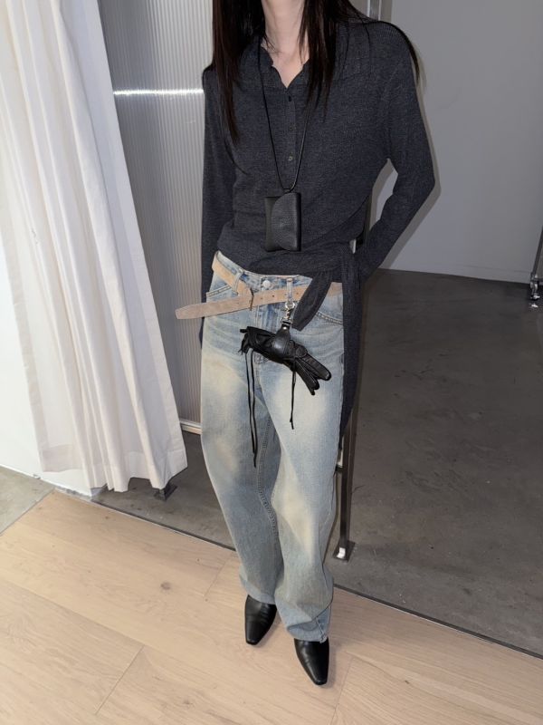 立領開扣彈性上衣 •羅紋上衣
	•修身長袖
	•貼身上衣
	•坑條上衣
	•極簡風上衣
	•暗黑系穿搭
	•韓系極簡
	•層次穿搭
	•綁帶上衣
	•百搭打底上衣
	•秋冬上衣
	•顯瘦上衣
	•基本款上衣
	•長袖T恤女