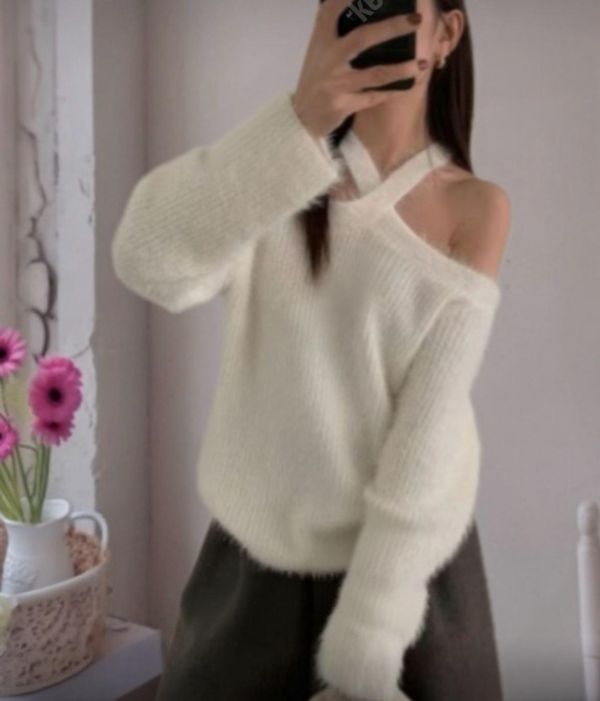 斜肩細帶柔軟針織上衣 