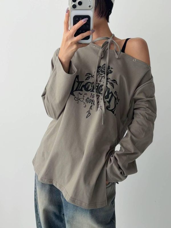 街頭感斜肩綁帶字母上衣 