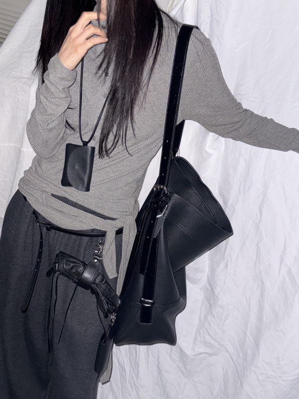 立領開扣彈性上衣 •羅紋上衣
	•修身長袖
	•貼身上衣
	•坑條上衣
	•極簡風上衣
	•暗黑系穿搭
	•韓系極簡
	•層次穿搭
	•綁帶上衣
	•百搭打底上衣
	•秋冬上衣
	•顯瘦上衣
	•基本款上衣
	•長袖T恤女