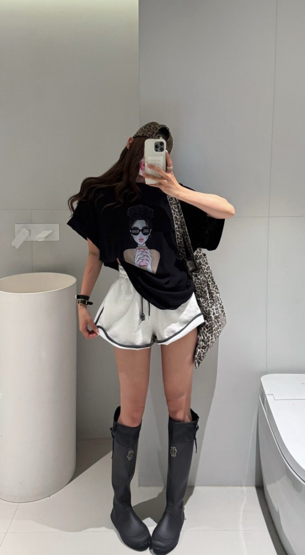 後扭結露背女圖T 
