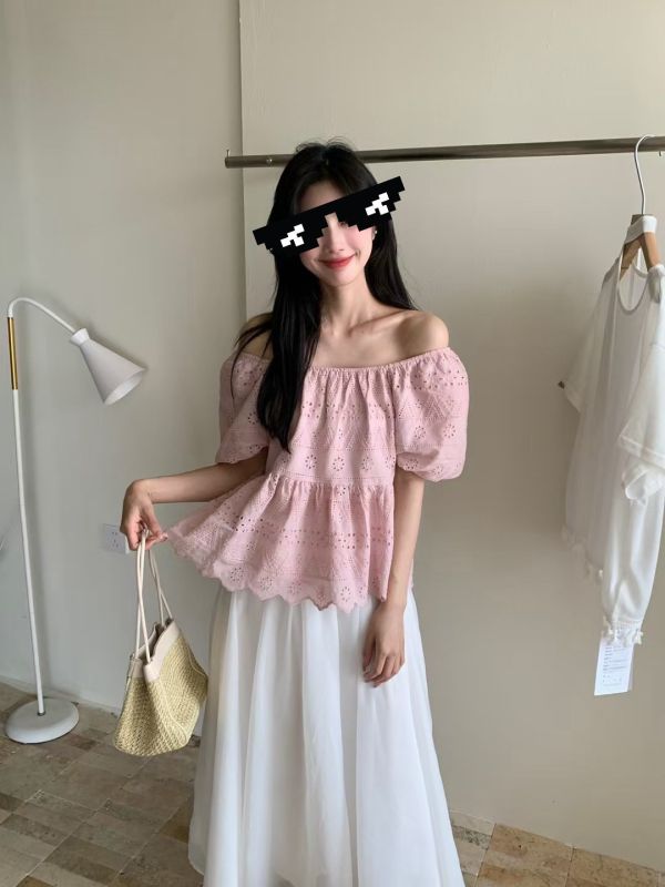 法式浪漫方領一字刺繡鏤空泡泡袖上衣 