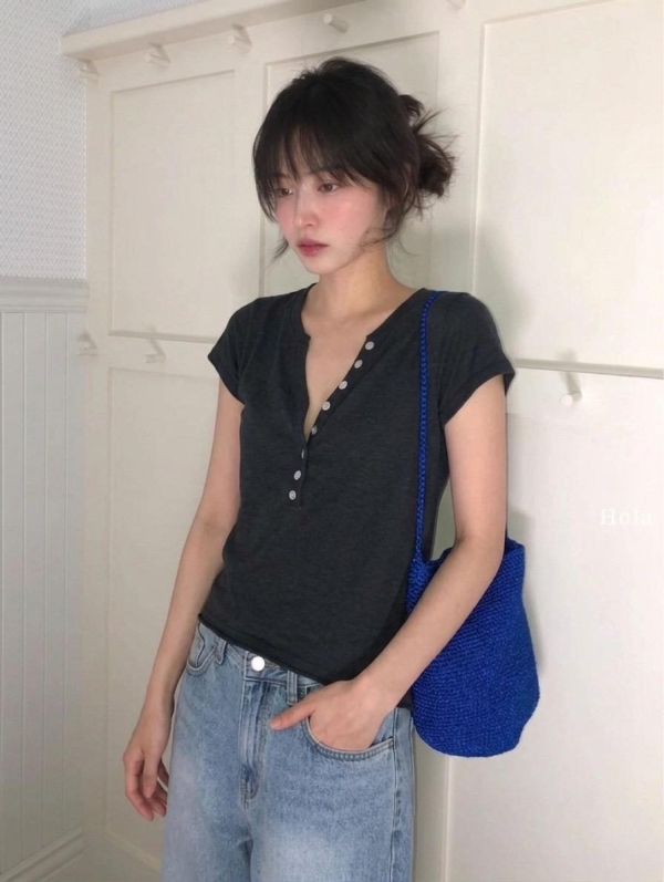 韓系V領開扣Tee｜修身・顯瘦百搭・氣質日常款 