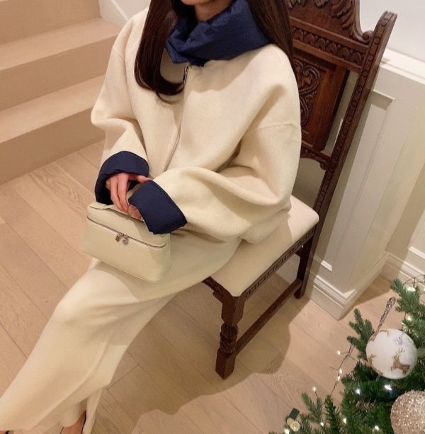 -秋冬必備-拼色連帽外套 撞色連帽外套
寬鬆短版外套
韓系休閒外套
冬季保暖外套
抽繩下擺外套
立體大帽外套
蓬鬆感外套
韓系百搭外套
厚磅羊羔感外套
舒適保暖上衣
雙色設計外套
寬袖設計外套
日常穿搭外套
小臉連帽外套
冬季街頭上衣
氣質休閒風外套
外出必備外套
厚實短版外套