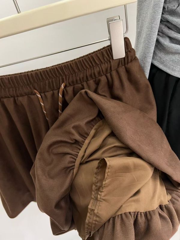 麂皮泡泡裙 咖啡色,黑色短裙
麂皮短裙
麂皮感