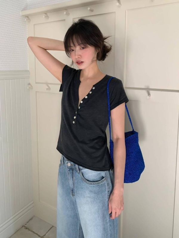 韓系V領開扣Tee｜修身・顯瘦百搭・氣質日常款 
