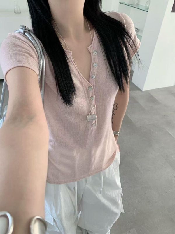 韓系V領開扣Tee｜修身・顯瘦百搭・氣質日常款 