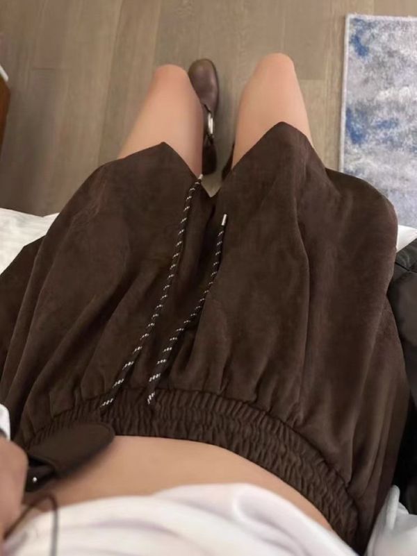 麂皮泡泡裙 咖啡色,黑色短裙
麂皮短裙
麂皮感