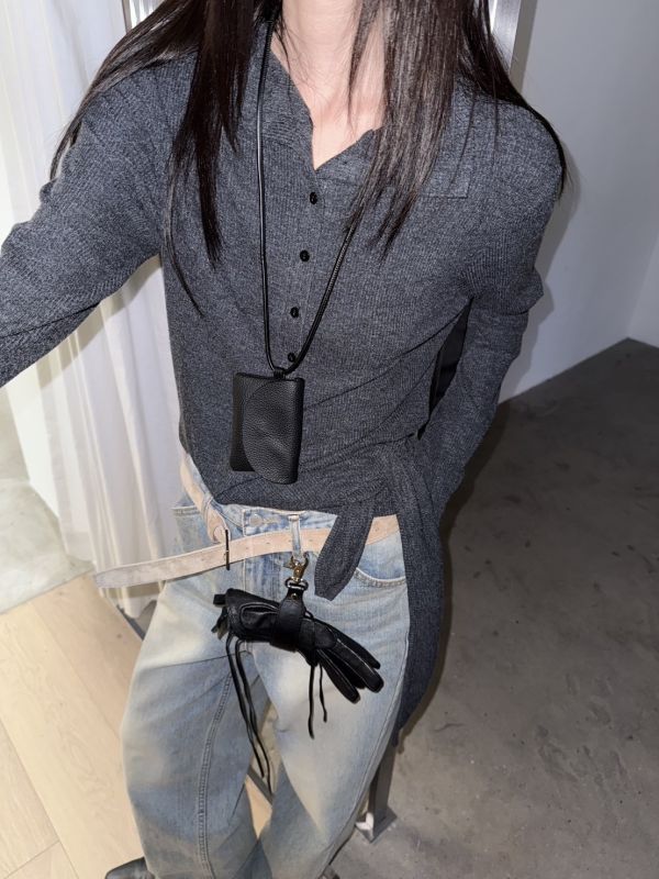 立領開扣彈性上衣 •羅紋上衣
	•修身長袖
	•貼身上衣
	•坑條上衣
	•極簡風上衣
	•暗黑系穿搭
	•韓系極簡
	•層次穿搭
	•綁帶上衣
	•百搭打底上衣
	•秋冬上衣
	•顯瘦上衣
	•基本款上衣
	•長袖T恤女