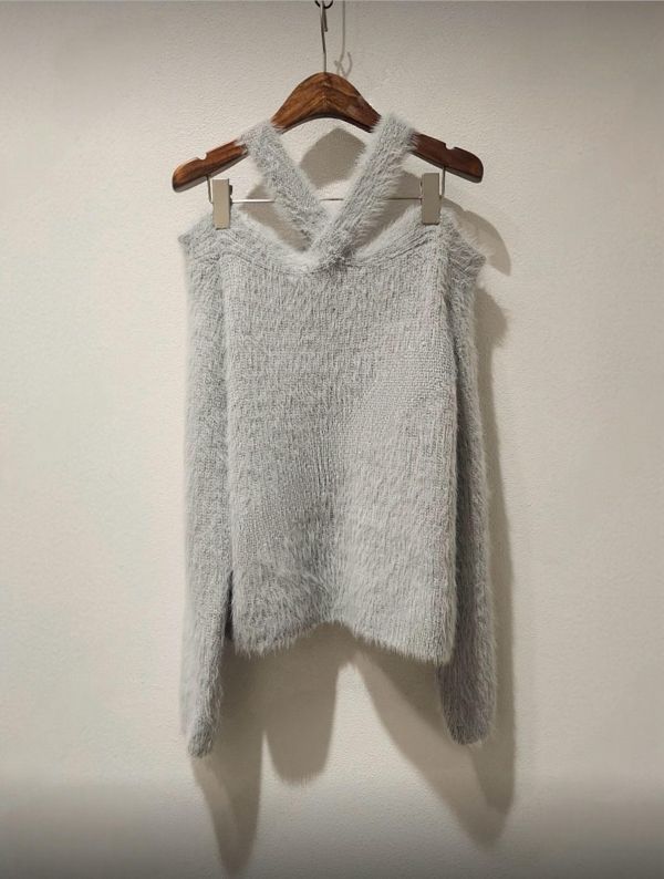 斜肩細帶柔軟針織上衣 