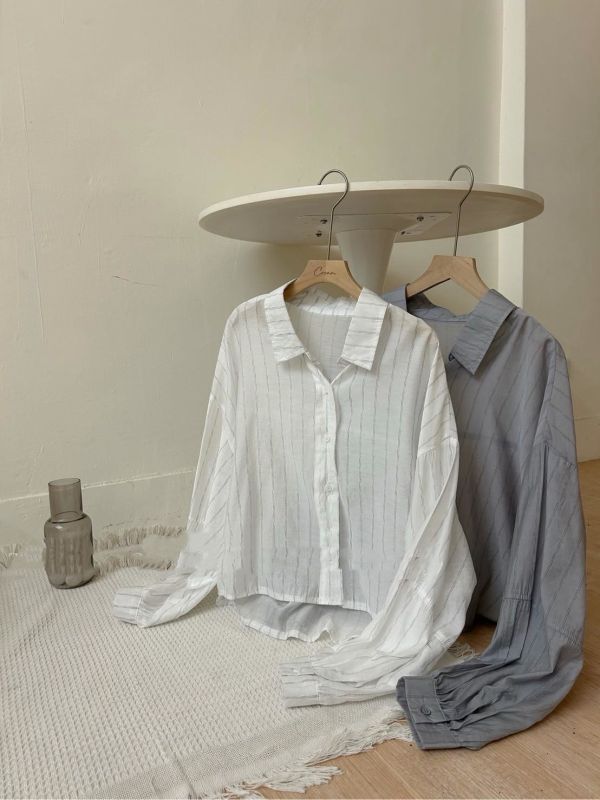 線條寬鬆短版襯衫 線條寬鬆短版襯衫, 韓系服飾, 親膚素材, 時尚短襯衫, 輕鬆穿搭, 夏季服裝, 女裝襯衫, 舒適風格, 短版上衣, 流行趨勢