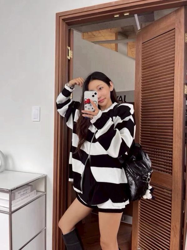 線條拉鍊短褲套裝 •	條紋針織套裝
	•	針織兩件套
	•	韓系休閒套裝
	•	針織拉鍊外套
	•	針織短褲套裝
	•	秋冬套裝推薦
	•	寬鬆休閒外套
	•	韓系日常穿搭
	•	居家外出套裝
	•	甜辣休閒風套裝
	•	咖啡藍條紋針織
	•	懶人套裝韓系