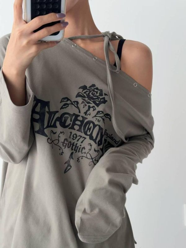 街頭感斜肩綁帶字母上衣 