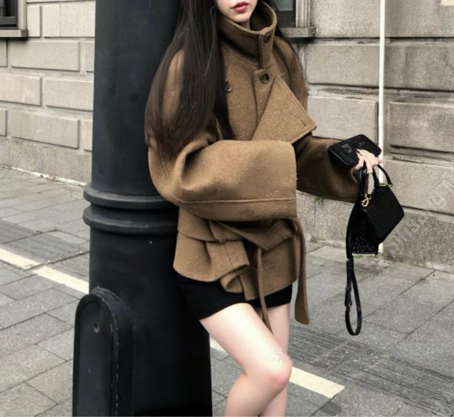 冷調剪裁腰帶短大衣 