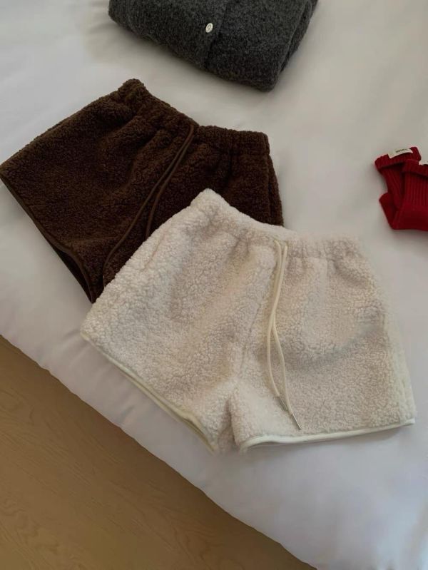 羊羔毛感短褲 