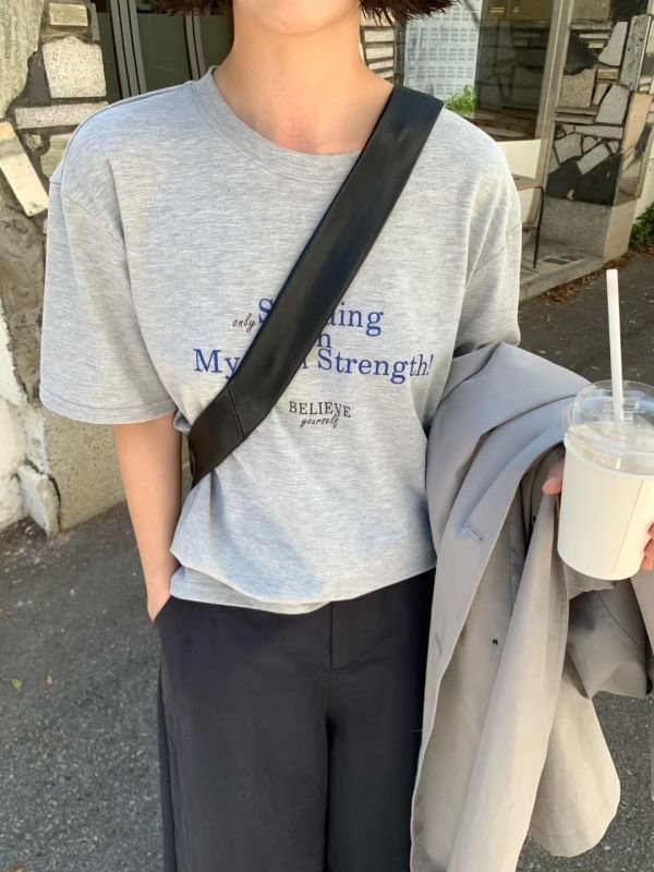 -本期新品-字母絨感T 