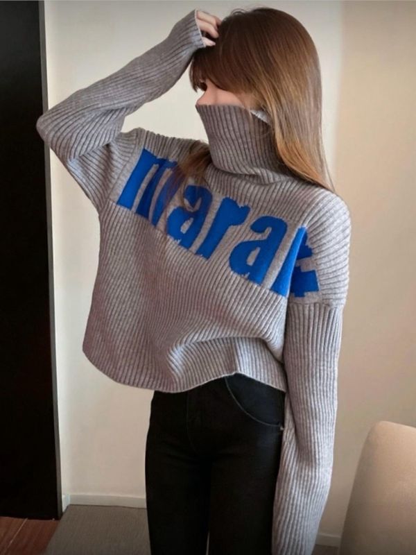 高領短版英文字母針織上衣 