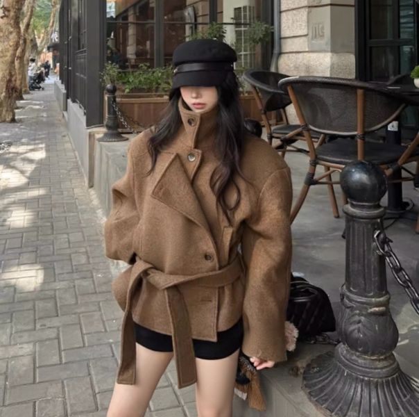 冷調剪裁腰帶短大衣 