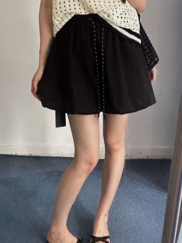 麂皮泡泡裙 咖啡色,黑色短裙
麂皮短裙
麂皮感