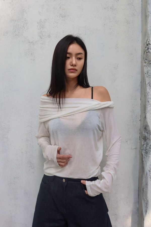 微醺感透膚斜肩皺褶上衣 斜肩上衣
