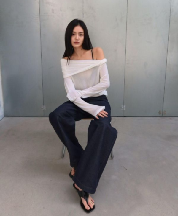 微醺感透膚斜肩皺褶上衣 斜肩上衣