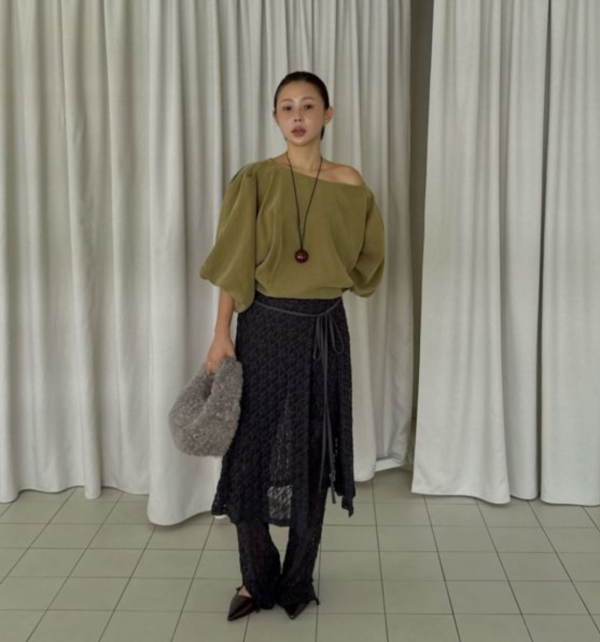 Olive Veil 斜肩澎袖上衣 斜肩澎袖上衣