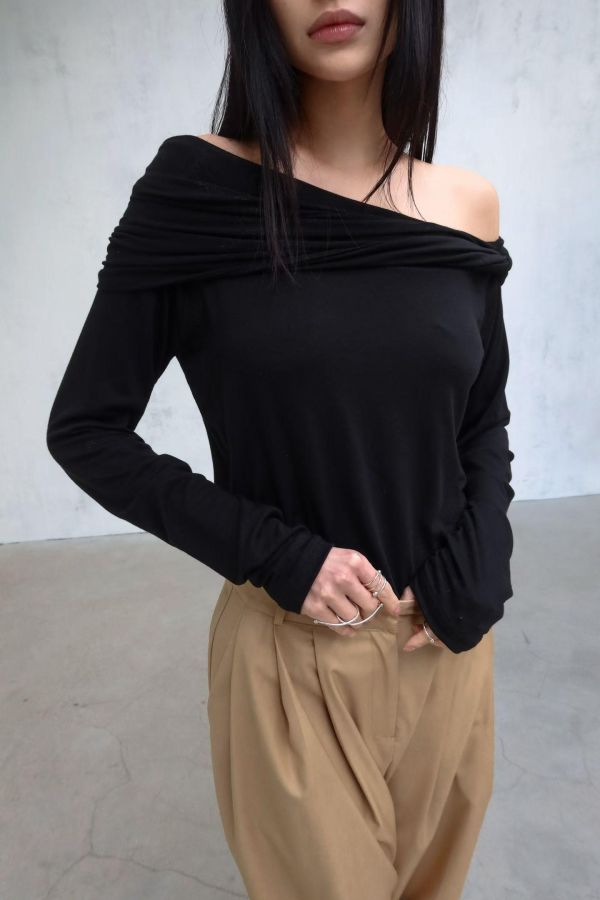 微醺感透膚斜肩皺褶上衣 斜肩上衣